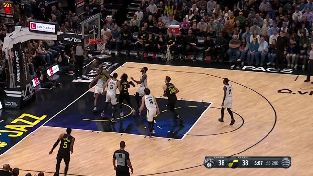 欧文底线杀入无视防守上篮 克拉克森闪转腾挪失衡打进