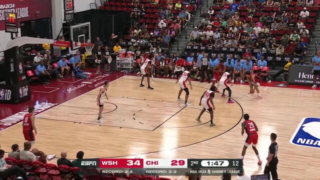 高难度进球 伯纳德迎着防守折叠上篮稳稳命中