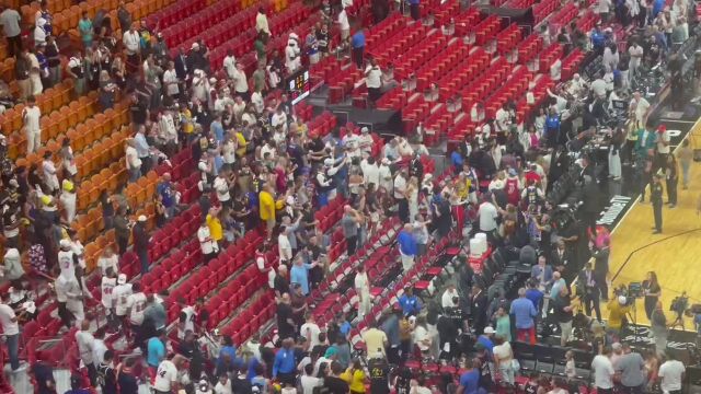 对比明显！热火主场球迷赛后全走光 掘金球迷疯狂呐喊震耳欲聋