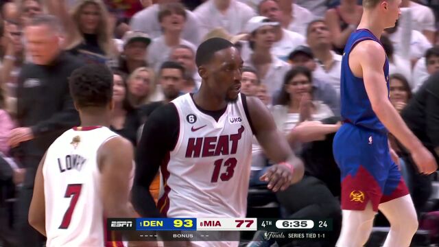 试图用自己的拼搏精神感染队友 阿德巴约三次拼下前场篮板打进一球