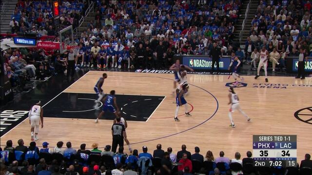 这就是季后赛的强度！两队接连被断球场中心上演抢球大战