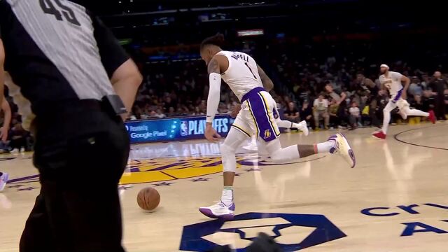 湖人球迷不虚此行 詹姆斯反击风车暴扣点燃全场