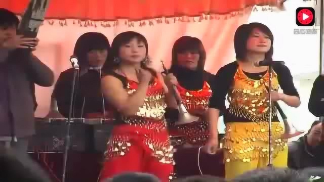 农村唢呐班两姊妹对棚表演吹的真带劲场面太热闹了