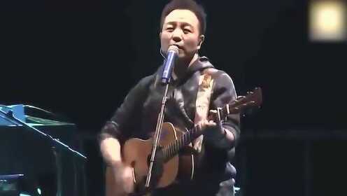 许巍《灿烂》的现场版，这歌太贴近生活了，怪不得传唱度那么高！