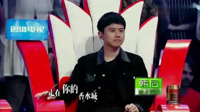 杨坤登台演唱《香水城》,听到曲名后,观众竟一片欢呼声