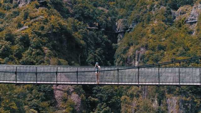 撑一叶扁舟穿行青山绿水中,探秘温州楠溪江