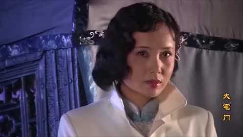 玉婷喜欢万筱菊,在戏楼门口等他,他带着家人没看她一眼 - 腾讯视频