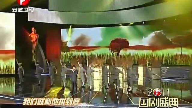 郭连文台上演唱游击队之歌,欢快音乐,带动了现场