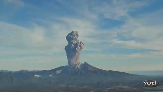 实拍火山爆发合集