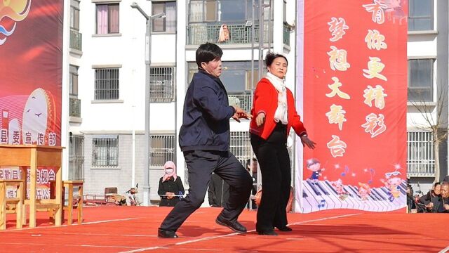 甘肃民勤泉山镇乡下表演情景剧《借钱》,这演技唱功真的厉害!