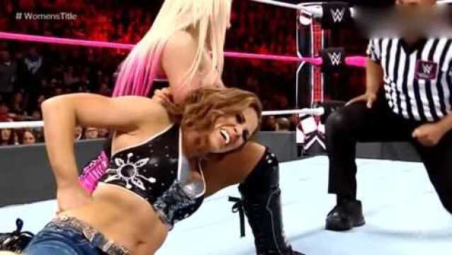 WWE:小妖精连续重脚后嘲讽米琪,米琪倒地不起!网友:这女人真狠