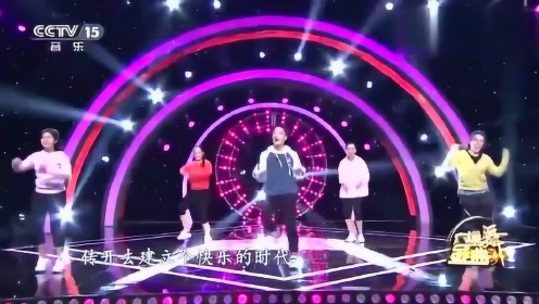 广场舞《快乐崇拜》经典歌曲，哥哥姐姐舞蹈跳得真欢愉自然