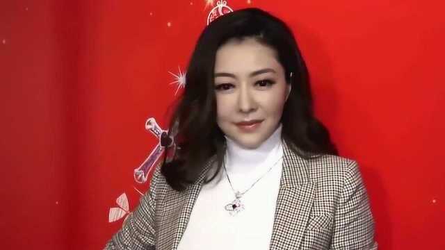 辣妈熊黛林照顾女儿变“熊猫眼” 自曝宝宝在学爬行