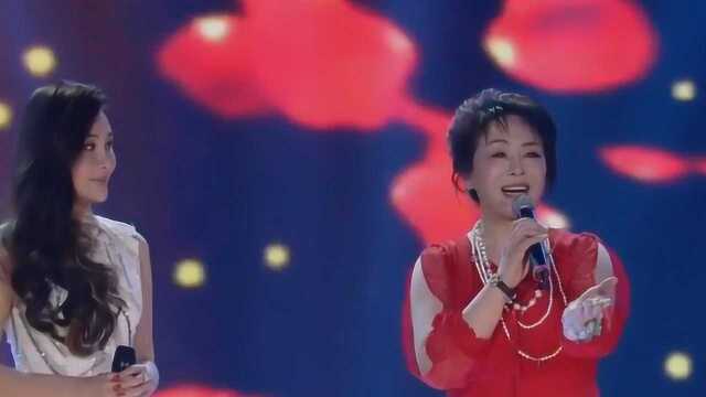 王澜霏竟是王霞女儿太漂亮了,母女合唱一曲《我和你》,太绝了