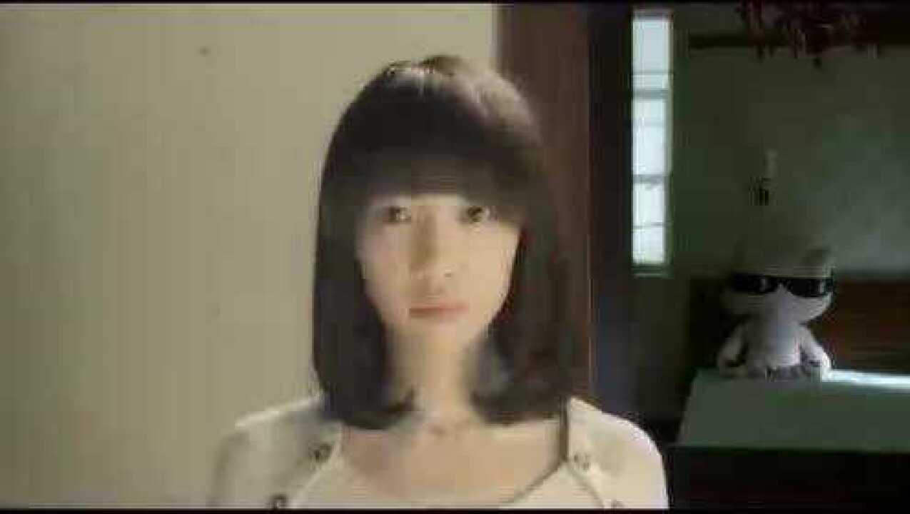 黄小仙要剪头王小贱把盆扣在了她头上剪完之后两个人都笑了