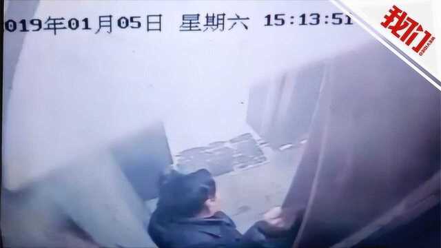 西安一小区住户在电梯内被白板砸倒 当事人:电梯曾多次发生事故