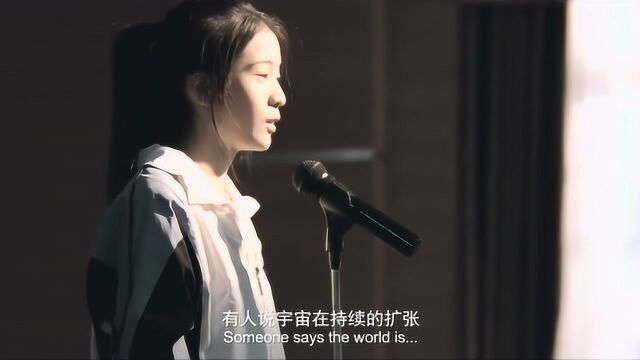 单亲女孩参加英语演讲比赛,但是父母却没来