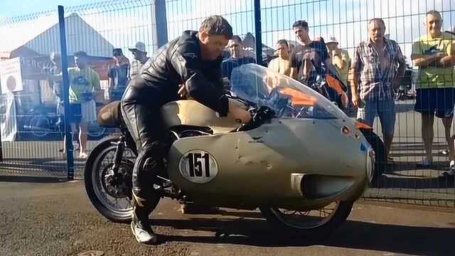 时速超300的上世纪50年代的V8发动机摩托车Moto Guzzi V8