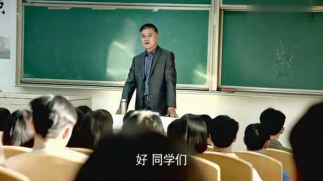 小伙子跑到大学里蹭课,上课举手发言质疑老师,真是厉害了!