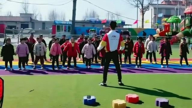 男幼师领操,跳幼儿园最嗨的操,还是男幼师受欢迎啊!