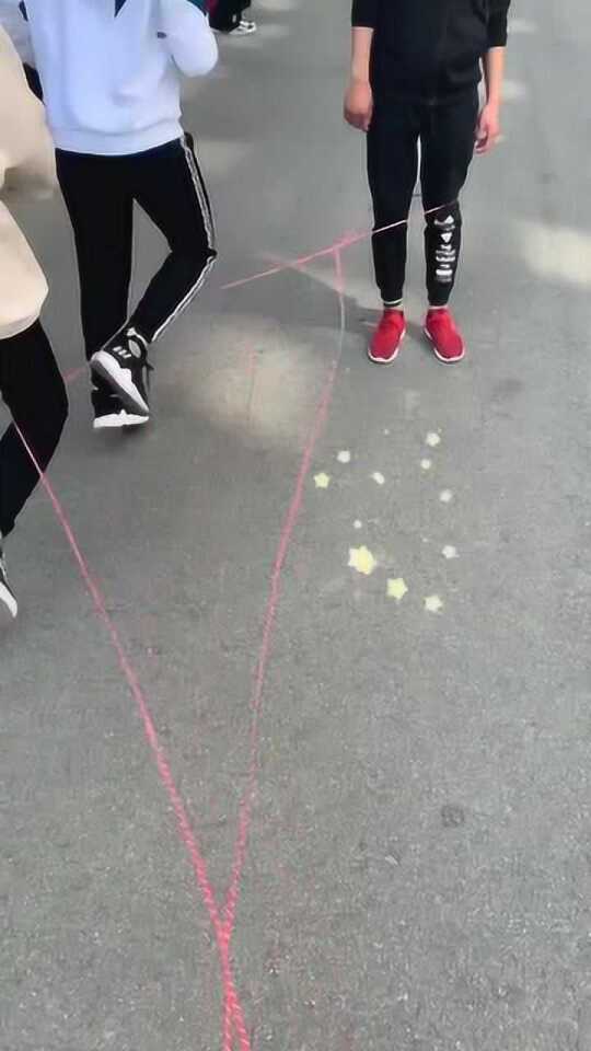 小时候都玩过的跳皮筋，现在还有人知道这种玩法吗