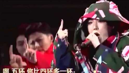 吴莫愁把岳云鹏的《五环之歌》唱出国际范,观众惊叫声不断!