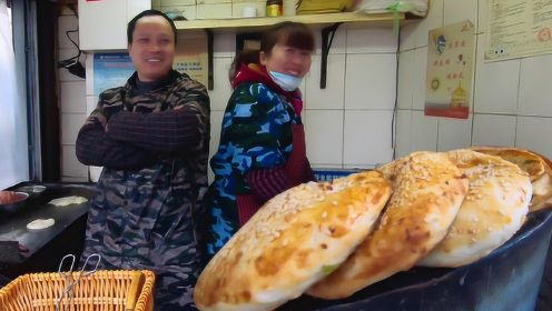 武汉夫妻摆摊20年，坚持传统火炉做烧饼，2元一个味道超赞！