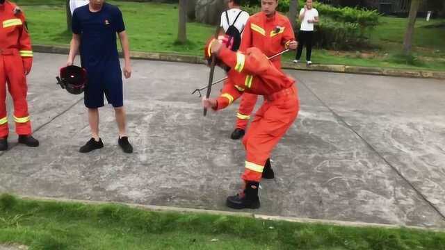 临考前身份证掉入排水沟 四川宜宾消防抡锤砸井取出