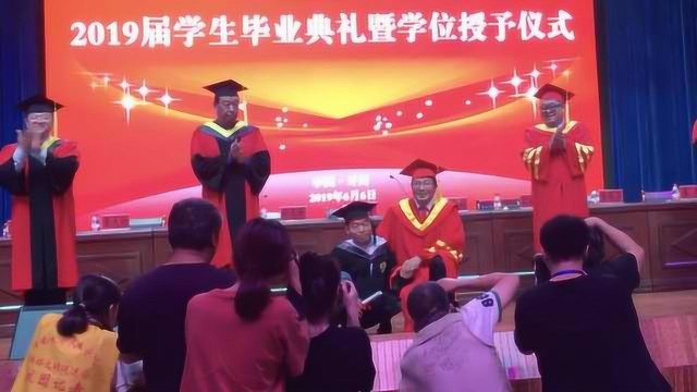 2019唯一蹲着走路毕业生被单独授予学士学位:已找到工作