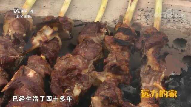 新疆人家用地道的烤肉招待我们,这里地处戈壁,却犹如世外桃源