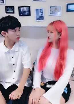 这是弟弟女朋友？她宣布自己的身份后，姐姐很满意 - 腾讯视频