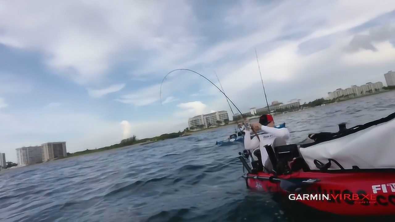 仍从风浪起稳坐钓鱼船面对船不停晃动仍然信心十足