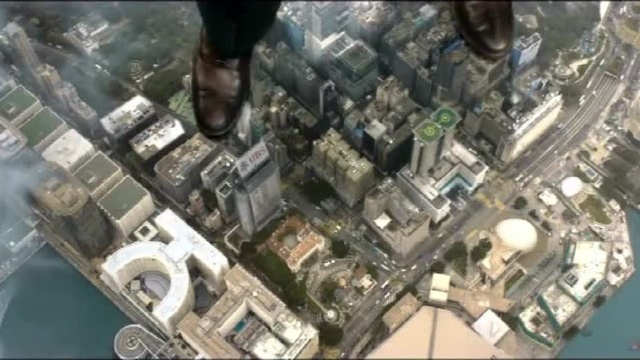 摩天营救巨石强森脚踩被誉为“世界第八大奇迹”的香港明珠塔!