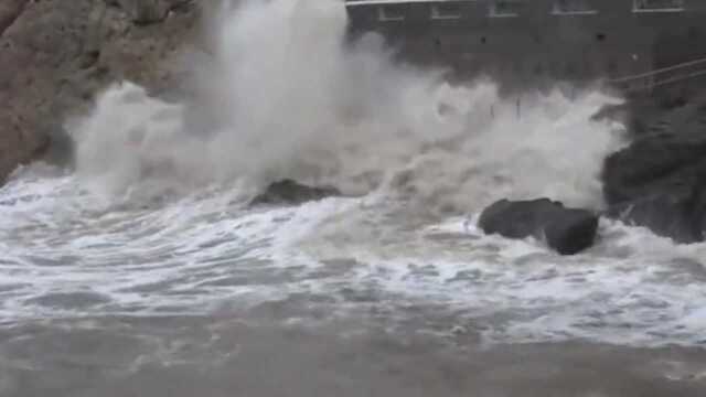 秋台风塔巴来袭,浙江温岭刮起11级大风,海面巨浪滔天