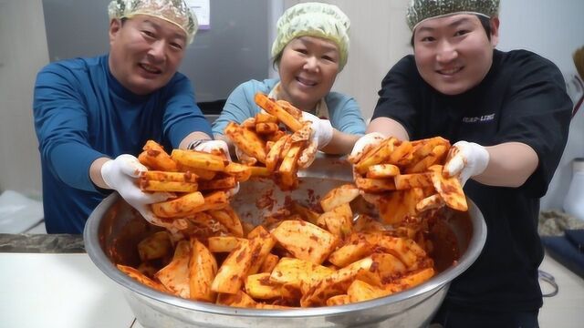 (中文字幕)新腌制的萝卜泡菜配上韩牛牛尾汤,妈妈被爸爸夸得害羞了