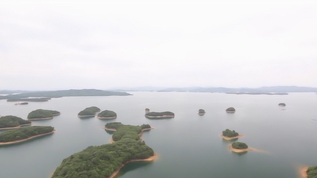 为了让游客观赏整个湖面,专门建造了这个观景台,全程玻璃栈道太美了!