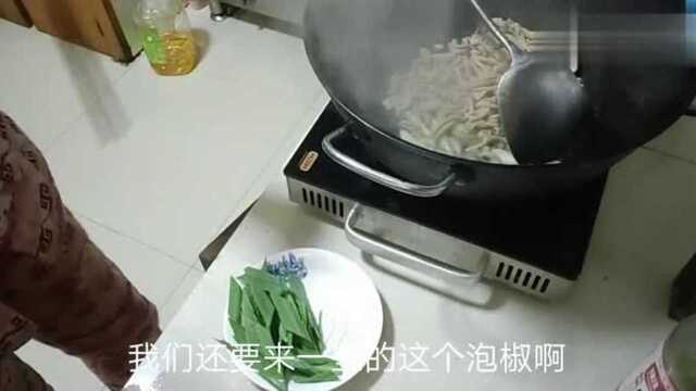 酸辣开味的泡椒爆炒鸭肠!配上米饭,好吃到不要不要的!