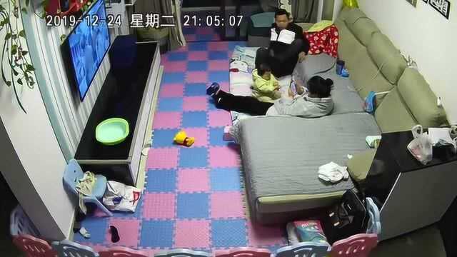 黑客破解家庭摄像系统,发现一女子在客厅当着孩子面,做出这种事情!