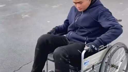 小伙发明自行轮椅，效果不错，就是总感觉哪里不对！