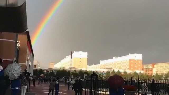 雨后出现美丽的彩虹,同学们停下脚步观看,感受大自然神奇的美丽!