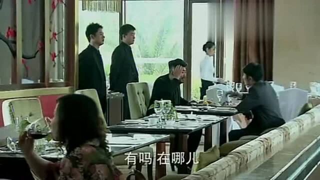 黑社会嚣张去饭店闹事,谁知女服务员背景惊人,一出场黑老大秒怂