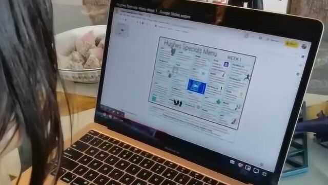 国外疫情期间,美国小学生开启“网课”模式,看到这里中国父母羡慕了