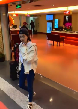 偶遇女神白鹿，走路姿势成亮点，网友：戏里戏外都是那么霸气！