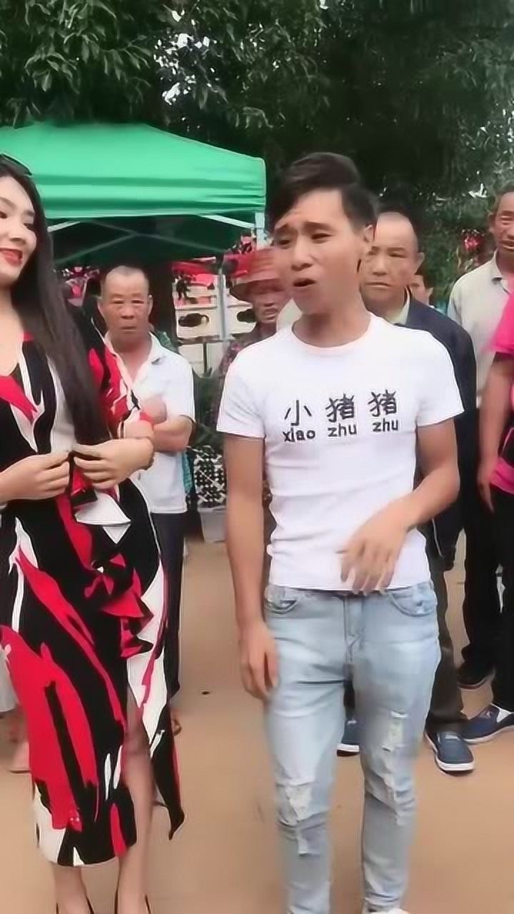 云南啄嘴山歌街头幽默对唱十分好听路人听了不想走