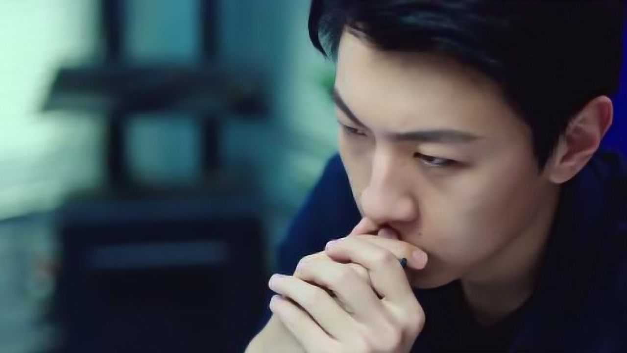 董柯极力模仿罗华但罗华有高度近视董柯却没有