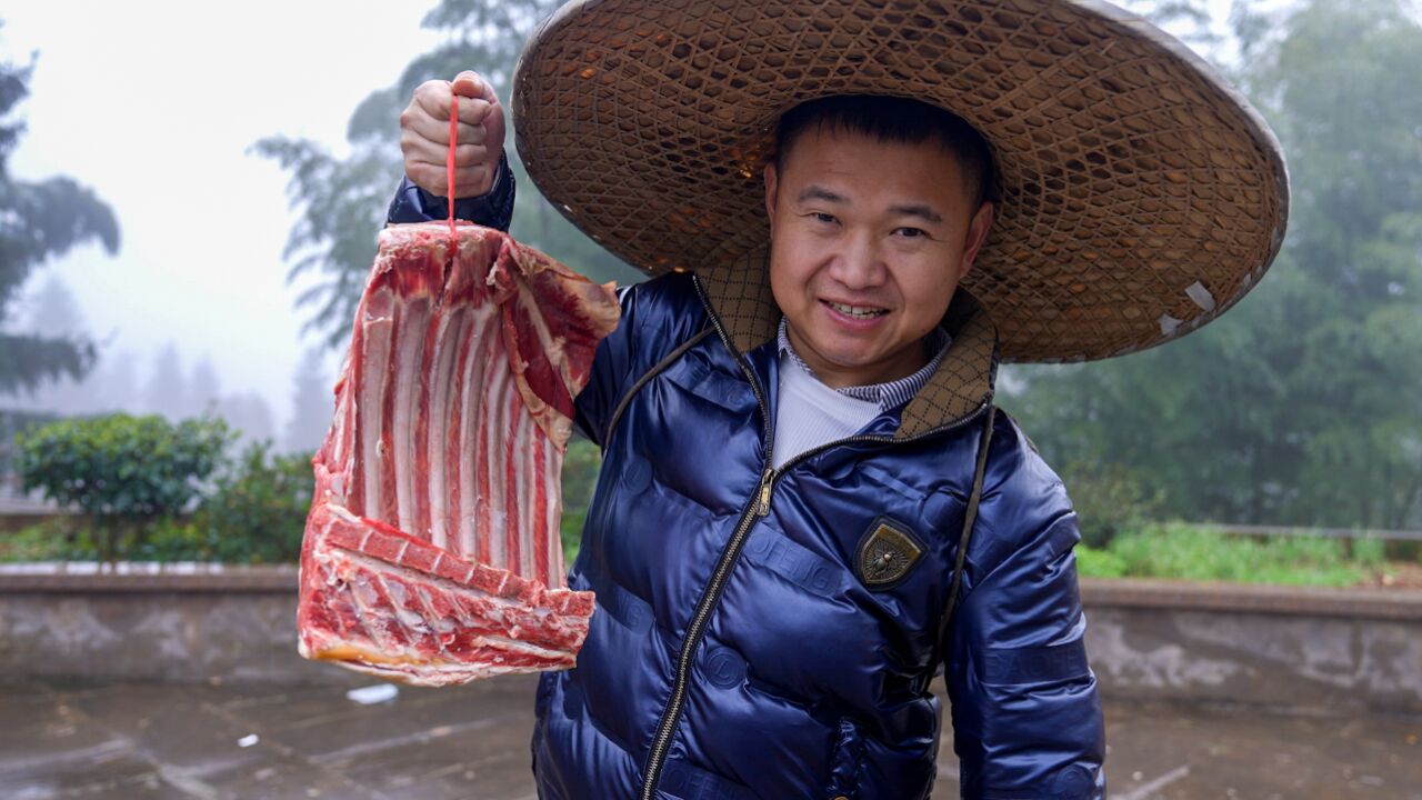 农村四哥家乡下雪了,买5斤羊排回来煮火锅,大口吃肉,全身暖和