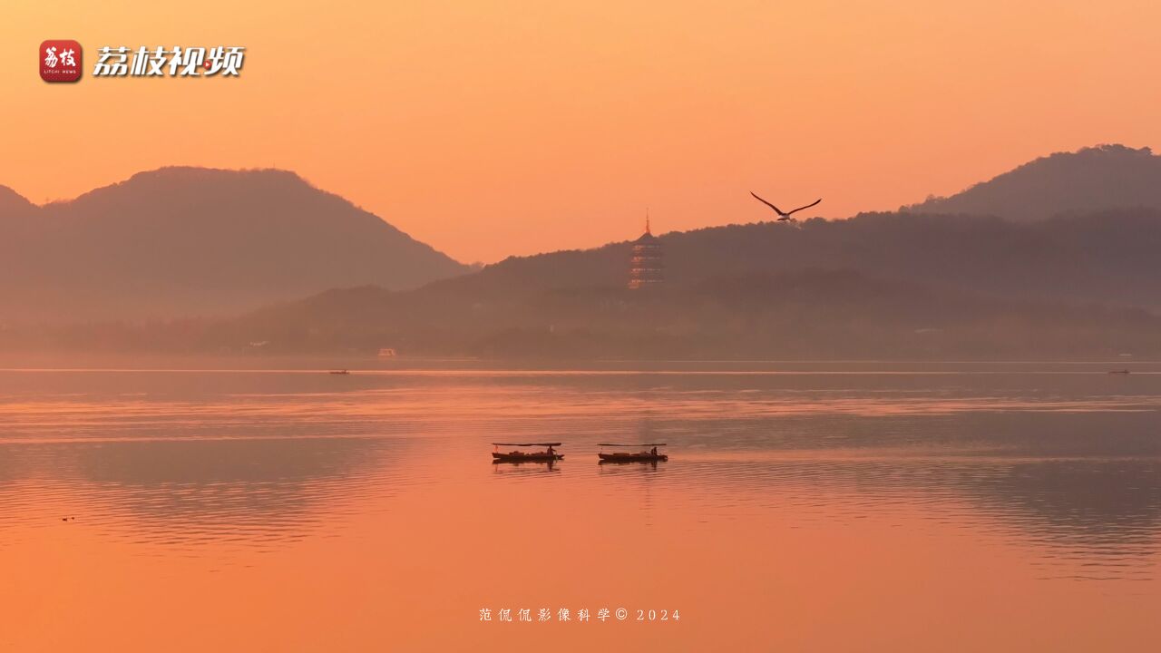 晓看天色!西湖清晨薄雾散山影水中摇