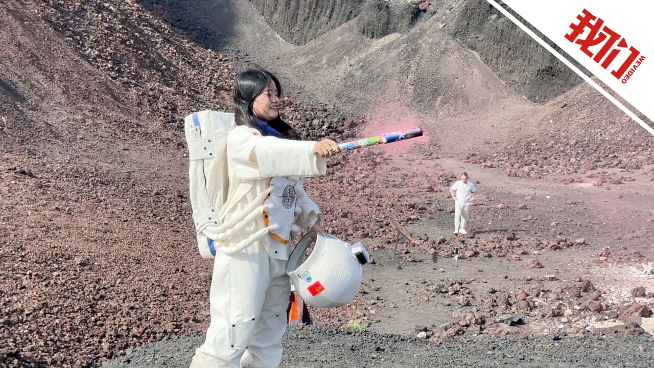 游客在乌兰哈达火山群喊话神十八乘组: 外太空有没有这样好看的火山