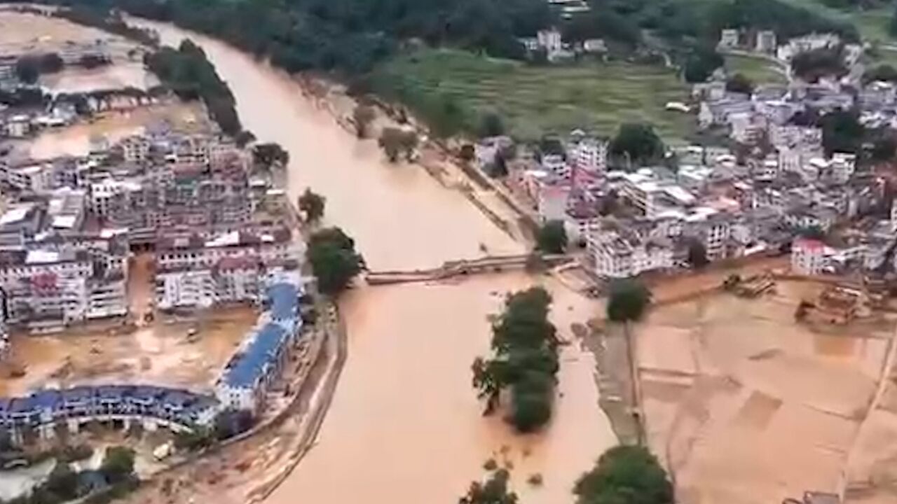 航拍:福建上杭局部特大暴雨 多地山体滑坡 受灾群众紧急转移