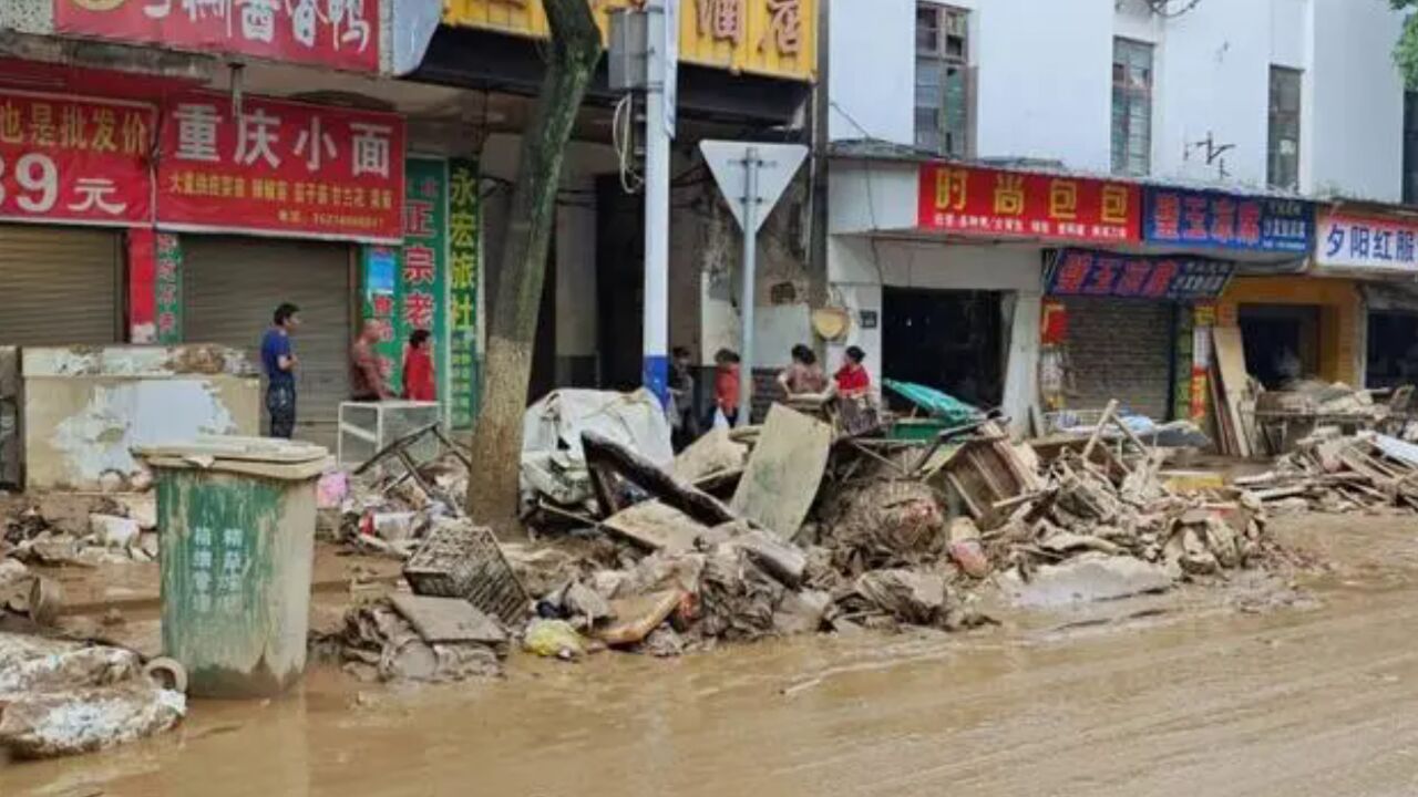 洪水消退后的湖南平江:清淤除障,灾后重建进行时